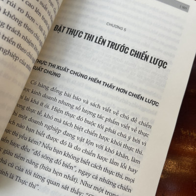 NÂNG TẦM 5 bước chuyển mình cho doanh nghiệp của bạn- Frank Slootman - Bizbooks - bìa mềm
