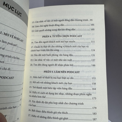 HƯỚNG DẪN XÂY KÊNH PODCAST TỪ A- Z - Kristen Meinzer- Lê Nguyễn Thuý Vi dịch- Bizbooks  - NXB Hồng Đức