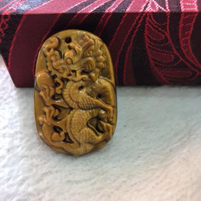 Mặt DÂY CHUYỀN RỒNG LƯỢN NGẬM CHÂU ĐÁ MẮT HỔ VÀNG NÂU TỰ NHIÊN  SIZE DÀI 44MM X NGANG 29MM X DẦY 8MM  NAM MỆNH KIM THỔ THỦY