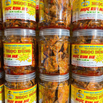 Mực Rim Me đã chế biến ăn liền hộp 1kg là món ăn ngon ơi là ngon của shop Đặc Sản Biển Phan Thiết NGỌC DŨNG. Hạn sử dụng 6 tháng kể từ ngày đặt hàng
