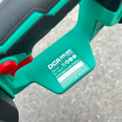 MÁY CƯA XÍCH KHÔNG CHỔI THAN DÙNG PIN 20VMAX/2AH SẠC 2A DCA ADML20081DM - HÀNG CHÍNH HÃNG