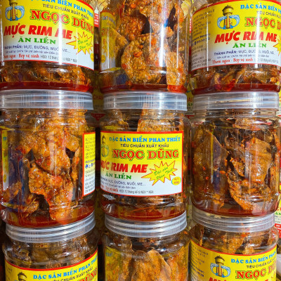 Mực Rim Me đã chế biến ăn liền hộp 1kg là món ăn ngon ơi là ngon của shop Đặc Sản Biển Phan Thiết NGỌC DŨNG. Hạn sử dụng 6 tháng kể từ ngày đặt hàng