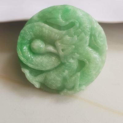 Mặt dây chuyền Nam to trạm rồng lượn nổi nhả ngọc đá ngọc cẩm thạch tự nhiên Size tròn to đường kính 53mm x dầy 6mm Màu xanh Ngọc Tươi bóng đẹp lắm luôn nam bọc vàng đeo với dây chuyền của mình thiệt đẹp lắm luôn nha ạ