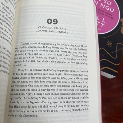 CUỘC PHIÊU LƯU CỦA NGÔN NGỮ ANH – Tiểu sử Anh ngữ từ năm 500 đến năm 2000