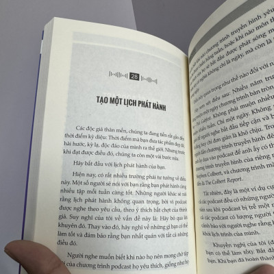 HƯỚNG DẪN XÂY KÊNH PODCAST TỪ A- Z - Kristen Meinzer- Lê Nguyễn Thuý Vi dịch- Bizbooks  - NXB Hồng Đức