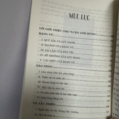 (Tái bản 2024) LUẬN ANH HÙNG - Dịch Trung Thiên - Vũ Ngọc Quỳnh dịch - Quảng Văn - NXB Dân trí