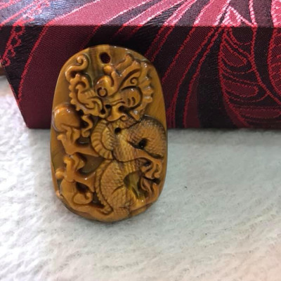 Mặt DÂY CHUYỀN RỒNG LƯỢN NGẬM CHÂU ĐÁ MẮT HỔ VÀNG NÂU TỰ NHIÊN  SIZE DÀI 44MM X NGANG 29MM X DẦY 8MM  NAM MỆNH KIM THỔ THỦY