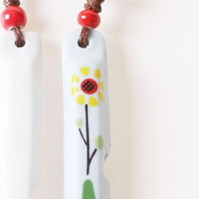 Vòng cổ gốm truyền thống còi vẽ hoa giao mầu ngẫu nhiên