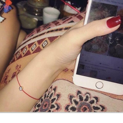 Vòng tay chỉ đỏ kim vàng - may mắn.
