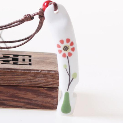 Vòng cổ gốm truyền thống còi vẽ hoa giao mầu ngẫu nhiên