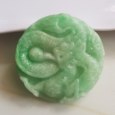 Mặt dây chuyền Nam to trạm rồng lượn nổi nhả ngọc đá ngọc cẩm thạch tự nhiên Size tròn to đường kính 53mm x dầy 6mm Màu xanh Ngọc Tươi bóng đẹp lắm luôn nam bọc vàng đeo với dây chuyền của mình thiệt đẹp lắm luôn nha ạ