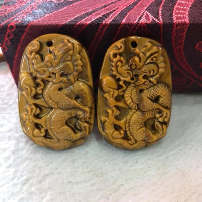 Mặt DÂY CHUYỀN RỒNG LƯỢN NGẬM CHÂU ĐÁ MẮT HỔ VÀNG NÂU TỰ NHIÊN  SIZE DÀI 44MM X NGANG 29MM X DẦY 8MM  NAM MỆNH KIM THỔ THỦY