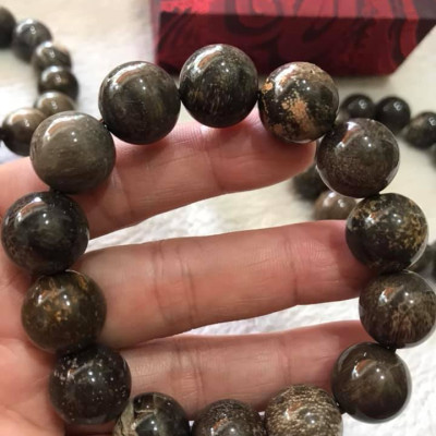 Vòng Gỗ Hóa Thạch Nam Đeo Tay Rất Đẹp Hiếm có hàng size 14mm  Vòng size 14ly gồm 14 hạt vào cung nam đeo được hết ạ Màu Nâu Đậm Vân Gỗ Tự Nhiên Nam đeo Đẹp Sang Tay tốt rẻ ạ