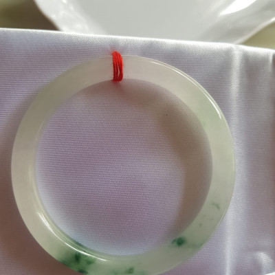 Vòng đeo tay Nữ đá cẩm thạch tự nhiên Tím Lý 50mm x cọng nhỏ 6,2 mm màu trắng bóng 1 bên xanh lý đậm ánh tím nhẹ thiệt đẹp Màu trắng bóng 1 bên xanh lý đậm ánh tím nhẹ thiệt đẹp Nữ cân Nặng 50kg-55kg đeo đẹp ạ