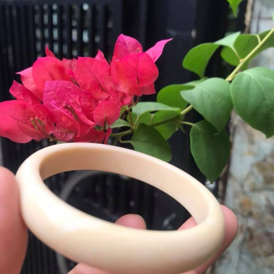 VÒNG TAY NỮ ĐEO MÀU TRẮNG GIẢ NGÀ HAY GỌI LÀ XƯƠNG MỸ NGHỆ  SIZE 52MM x Bản Cao 12mm x Dầy 6,5mm  NỮ NẶNG 50KG TRỞ XUỐNG ĐEO Ạ 