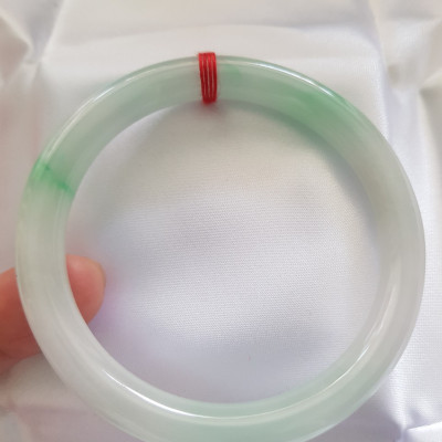 Vòng cẩm thạch tự nhiên mới Tr Lý Sao 58mm x cọng 8mm màu Trắng Bóng mượt xanh lý nhẹ rất xinh hợp các Chị Em thân yêu Nữ mệnh Kim mệnh Thủy 56kg - 68kg đeo trẻ đẹp xinh tay sang ạ