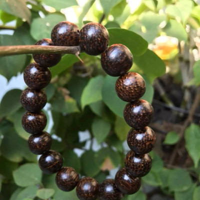Vòng TAY GỖ TRẦM HƯƠNG TỰ NHIÊN HẠT TRÒN SIZE 13MM CÓ 17 HẠT LỌT VÀO VÒNG CUNG SANH NAM ĐEO TỐT Ạ