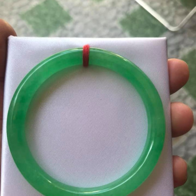 CHIẾC VÒNG TAY PHONG THỦY ĐÁ CẨM THẠCH LÝ ĐẸP 53mm x DẦY 7,2MM  NỮ MỆNH HỎA MỘC 52kg đến 62Kg Đeo Đẹp Tay  VÒNG MÀU XANH LÁ TƯƠI BÓNG ĐẸP Ạ