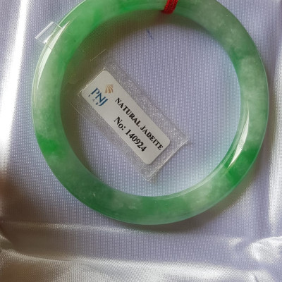 Vòng Cẩm thạch tự nhiên Đậu Nở Lý Sịn 52mm x cọng 8mm Vòng kiểm định số đẹp P No 140924 đẹp lắm luôn ạ màu trắng xanh lý bông đậu xanh đều cả vòng đẹp sang nữ 50kg - 56kg đeo xinh tay sang lắm ạ