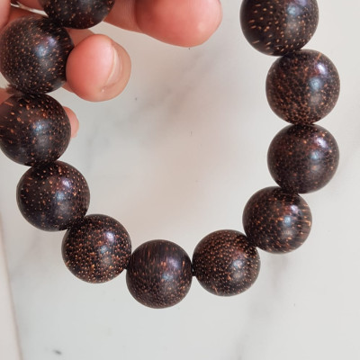 VÒNG tay Nam gỗ trầm hương Size vòng hạt 18mm Nam đeo đẹp có mùi thơm nhẹ nhàng rẻ đẹp ạ 