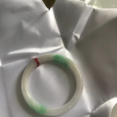 Vòng tay nữ Cẩm Thạch tự nhiên mới TR LÝ IC 50mm x chột 7mm Vòng màu trắng bóng xanh lý nhẹ 2 bên nữ mệnh kim mệnh thủy 49kg - 52kg đeo ạ