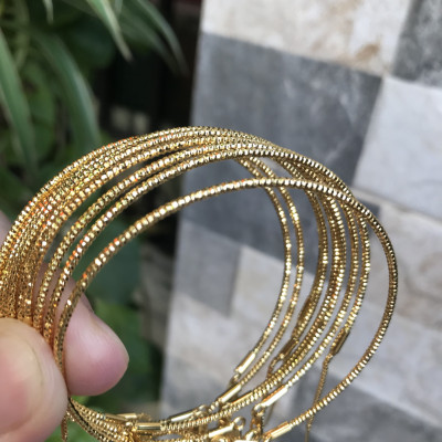 Vòng tay nữ mạ vàng các Chị về phối với hạt charm của mình đeo tay xinh lắm  ạ