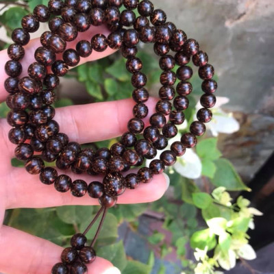 VÒNG ĐEO TAY GỖ TRẦM HƯƠNG QUẤN TAY KIỂU  SIZE HẠT 7MM MÙI GỖ TỰ NHIÊN THƠM THƠM NHẸ Ạ  MÀU NÂU GỖ VÂN VÂN TỰ NHIÊN ĐEO TAY SANG Ạ