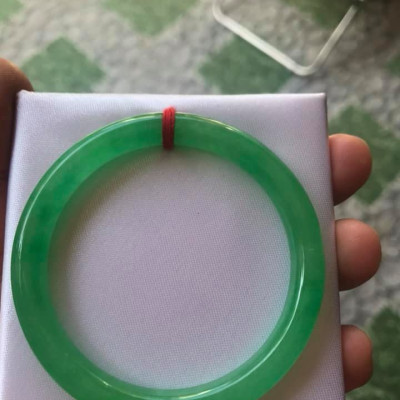 CHIẾC VÒNG TAY PHONG THỦY ĐÁ CẨM THẠCH LÝ ĐẸP 53mm x DẦY 7,2MM  NỮ MỆNH HỎA MỘC 52kg đến 62Kg Đeo Đẹp Tay  VÒNG MÀU XANH LÁ TƯƠI BÓNG ĐẸP Ạ