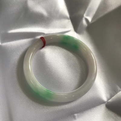 Vòng tay nữ Cẩm Thạch tự nhiên mới TR LÝ IC 50mm x chột 7mm Vòng màu trắng bóng xanh lý nhẹ 2 bên nữ mệnh kim mệnh thủy 49kg - 52kg đeo ạ