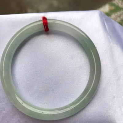 Vòng cẩm thạch tự nhiên Tr A 47mm x 6,8mm  Vòng màu Trắng Bóng Xanh Da trời nhẹ đều cả vòng thiệt là đẹp ạ  Nữ tay nhỏ 40kg - 47kg ạ