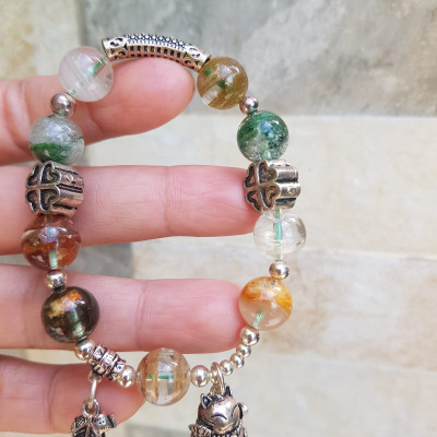 Vòng tay phong thủy may mắn đá thạch anh Ưu linh tự nhiên  Charm bạc kiểu hình chiếc lá mèo may mắn hoa đẹp lắm ạ  Nữ đeo lên tay vừa đẹp vừa sang tốt cho sưc khỏe, may mắn và phong cách trẻ trung sang trọng ạ