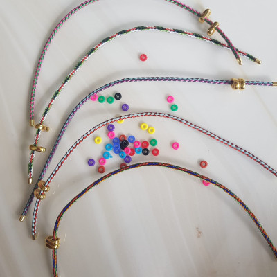 Dây Phối Vòng Tay VÂN SỌC MÀU ĐẸP DẺO Co Giãn Có 2 Khoen Vàng  Nữ Phối Với Hạt Lu Đá Tự Nhiên Các Loại Vào Làm Vòng Đeo Tay Kiểu ạ Size Dây 3mm  Nữ Về để Hạt Lu Vào ở Giữa Rút Dây VÀo 2 Lỗ Khoẻn Vàng Trên Dây là đeo đẹp ạ