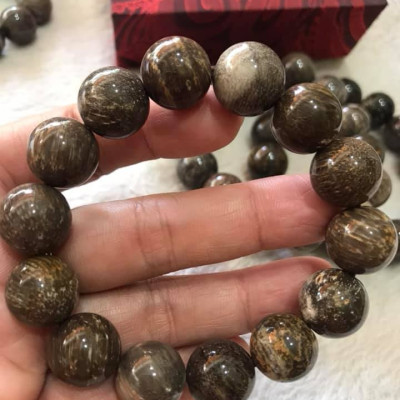 Vòng Gỗ Hóa Thạch Nam Đeo Tay Rất Đẹp Hiếm có hàng size 14mm  Vòng size 14ly gồm 14 hạt vào cung nam đeo được hết ạ Màu Nâu Đậm Vân Gỗ Tự Nhiên Nam đeo Đẹp Sang Tay tốt rẻ ạ