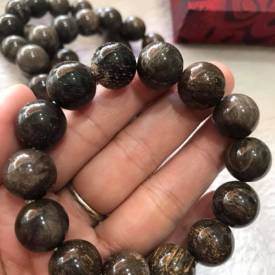 Vòng Gỗ Hóa Thạch Nam Đeo Tay Rất Đẹp Hiếm có hàng size 14mm  Vòng size 14ly gồm 14 hạt vào cung nam đeo được hết ạ Màu Nâu Đậm Vân Gỗ Tự Nhiên Nam đeo Đẹp Sang Tay tốt rẻ ạ