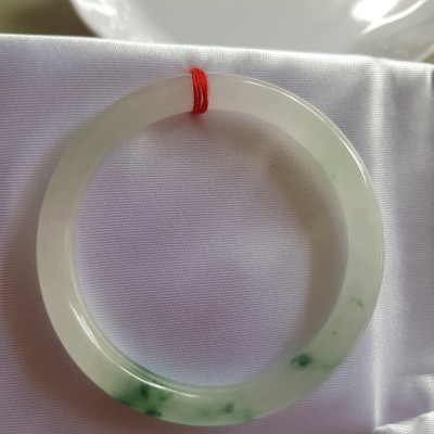 Vòng đeo tay Nữ đá cẩm thạch tự nhiên Tím Lý 50mm x cọng nhỏ 6,2 mm màu trắng bóng 1 bên xanh lý đậm ánh tím nhẹ thiệt đẹp Màu trắng bóng 1 bên xanh lý đậm ánh tím nhẹ thiệt đẹp Nữ cân Nặng 50kg-55kg đeo đẹp ạ