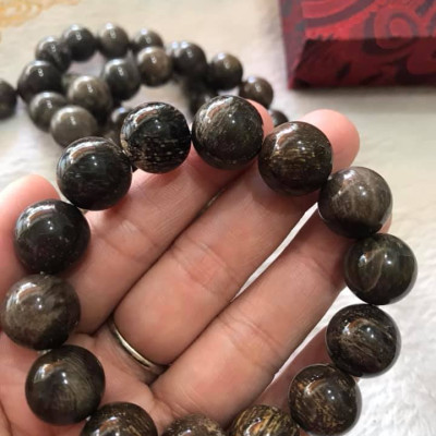 Vòng Gỗ Hóa Thạch Nam Đeo Tay Rất Đẹp Hiếm có hàng size 14mm  Vòng size 14ly gồm 14 hạt vào cung nam đeo được hết ạ Màu Nâu Đậm Vân Gỗ Tự Nhiên Nam đeo Đẹp Sang Tay tốt rẻ ạ