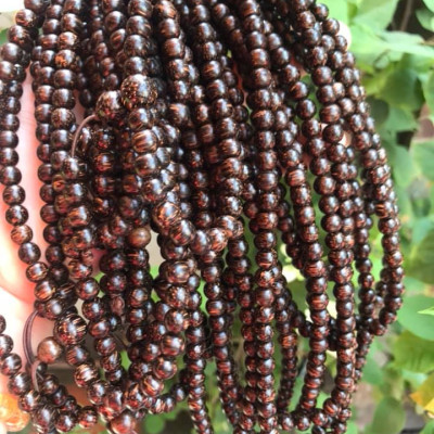 VÒNG ĐEO TAY GỖ TRẦM HƯƠNG QUẤN TAY KIỂU  SIZE HẠT 7MM MÙI GỖ TỰ NHIÊN THƠM THƠM NHẸ Ạ  MÀU NÂU GỖ VÂN VÂN TỰ NHIÊN ĐEO TAY SANG Ạ