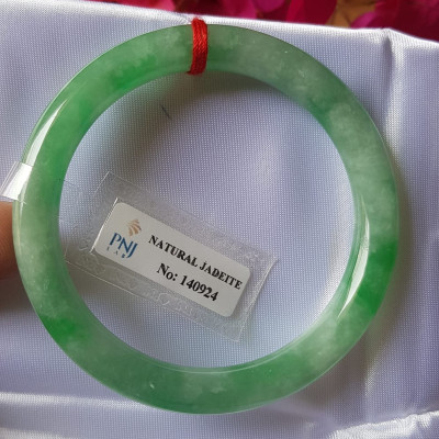 Vòng Cẩm thạch tự nhiên Đậu Nở Lý Sịn 52mm x cọng 8mm Vòng kiểm định số đẹp P No 140924 đẹp lắm luôn ạ màu trắng xanh lý bông đậu xanh đều cả vòng đẹp sang nữ 50kg - 56kg đeo xinh tay sang lắm ạ