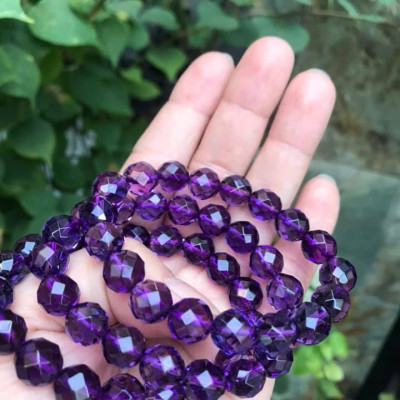 CHIẾC VÒNG TAY NỮ XINH XẮN CHẤT LIỆU 100% ĐÁ THẠCH ANH TÍM LOẠI KIỂU GIÁC  SIZE VÒNG 10MM MẠNG HỎA THỔ  MÀU TÍM ĐẬM ĐẸP XINH TAY LẮM NHE CÁC CHỊ ƠI