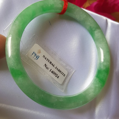 Vòng Cẩm thạch tự nhiên Đậu Nở Lý Sịn 52mm x cọng 8mm Vòng kiểm định số đẹp P No 140924 đẹp lắm luôn ạ màu trắng xanh lý bông đậu xanh đều cả vòng đẹp sang nữ 50kg - 56kg đeo xinh tay sang lắm ạ