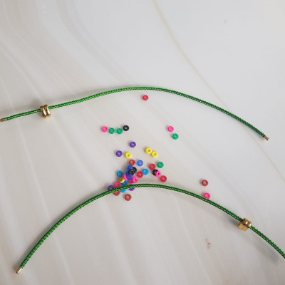 DÂY PHỐI VÒNG TAY MÀU XANH LÁ DẺO CO GIÃN CÓ 2 KHOEN VÀNG  NỮ PHỐI VỚI HẠT LU ĐÁ TỰ NHIÊN CÁC LOẠI VÀO LÀM VÒNG ĐEO TAY KIỂU Ạ SIZE DÂY 3MM Ạ  NỮ VỀ ĐỂ HẠT LU VÀO Ở GIỮA RÚT DÂY VÀO 2 LỖ KHOEN VÀNG TRÊN DÂY LÀ ĐEO ĐẸP Ạ