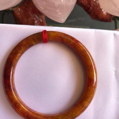 CHIẾC VÒNG TAY ĐÁ CẨM THẠCH TỨ QUÝ SIZE 49MM MỚI  MÀU CAM BÔNG VÀNG ĐỎ CHANH ĐẬM BÓNG ĐẸP XINH LẠ LẮM  NỮ MỆNH THỔ HOẢ KIM 45kg đến 52kg Đeo ạ