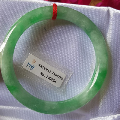 Vòng Cẩm thạch tự nhiên Đậu Nở Lý Sịn 52mm x cọng 8mm Vòng kiểm định số đẹp P No 140924 đẹp lắm luôn ạ màu trắng xanh lý bông đậu xanh đều cả vòng đẹp sang nữ 50kg - 56kg đeo xinh tay sang lắm ạ