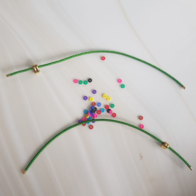 DÂY PHỐI VÒNG TAY MÀU XANH LÁ DẺO CO GIÃN CÓ 2 KHOEN VÀNG  NỮ PHỐI VỚI HẠT LU ĐÁ TỰ NHIÊN CÁC LOẠI VÀO LÀM VÒNG ĐEO TAY KIỂU Ạ SIZE DÂY 3MM Ạ  NỮ VỀ ĐỂ HẠT LU VÀO Ở GIỮA RÚT DÂY VÀO 2 LỖ KHOEN VÀNG TRÊN DÂY LÀ ĐEO ĐẸP Ạ