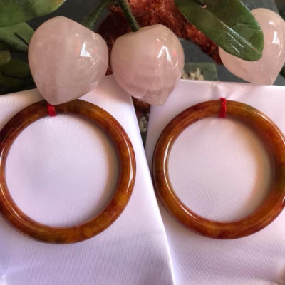 CHIẾC VÒNG TAY ĐÁ CẨM THẠCH TỨ QUÝ SIZE 49MM MỚI  MÀU CAM BÔNG VÀNG ĐỎ CHANH ĐẬM BÓNG ĐẸP XINH LẠ LẮM  NỮ MỆNH THỔ HOẢ KIM 45kg đến 52kg Đeo ạ