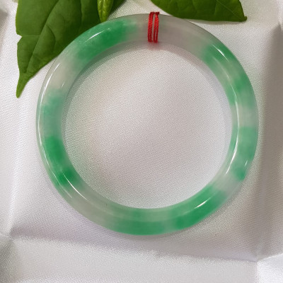 ️Vòng tay nữ đá Cẩm Thạch tự nhiên mới TR LÝ IC 52mm x chột 8mm vòng màu xanh trắng đều đẹp nữ 50kg - 54kg đeo ạ