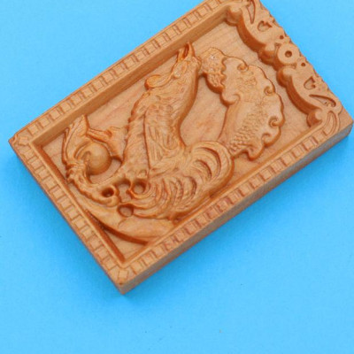 Mặt gỗ hoàng đàn - 12 con giáp - khắc hình tuổi Dậu MGCG2