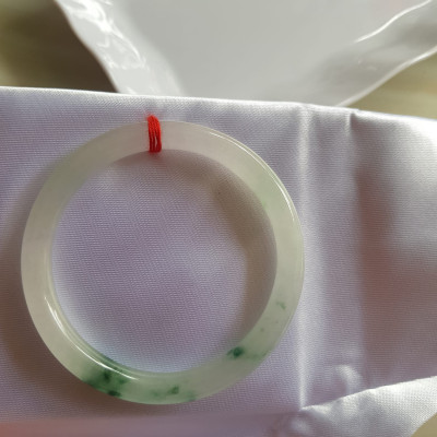 Vòng đeo tay Nữ đá cẩm thạch tự nhiên Tím Lý 50mm x cọng nhỏ 6,2 mm màu trắng bóng 1 bên xanh lý đậm ánh tím nhẹ thiệt đẹp Màu trắng bóng 1 bên xanh lý đậm ánh tím nhẹ thiệt đẹp Nữ cân Nặng 50kg-55kg đeo đẹp ạ