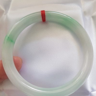 Vòng cẩm thạch tự nhiên mới Tr Lý Sao 58mm x cọng 8mm màu Trắng Bóng mượt xanh lý nhẹ rất xinh hợp các Chị Em thân yêu Nữ mệnh Kim mệnh Thủy 56kg - 68kg đeo trẻ đẹp xinh tay sang ạ