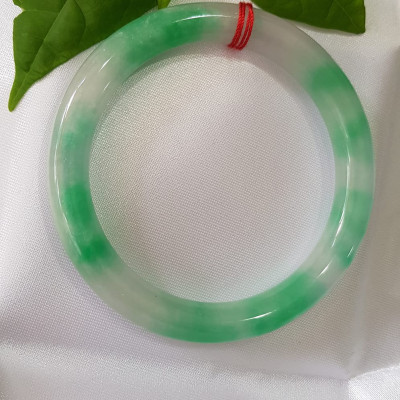 ️Vòng tay nữ đá Cẩm Thạch tự nhiên mới TR LÝ IC 52mm x chột 8mm vòng màu xanh trắng đều đẹp nữ 50kg - 54kg đeo ạ